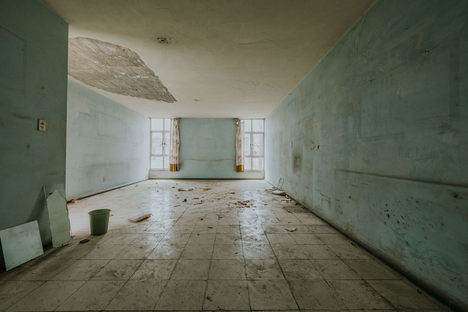 Pièce vide aux murs et au plafond marqués par l'humidité