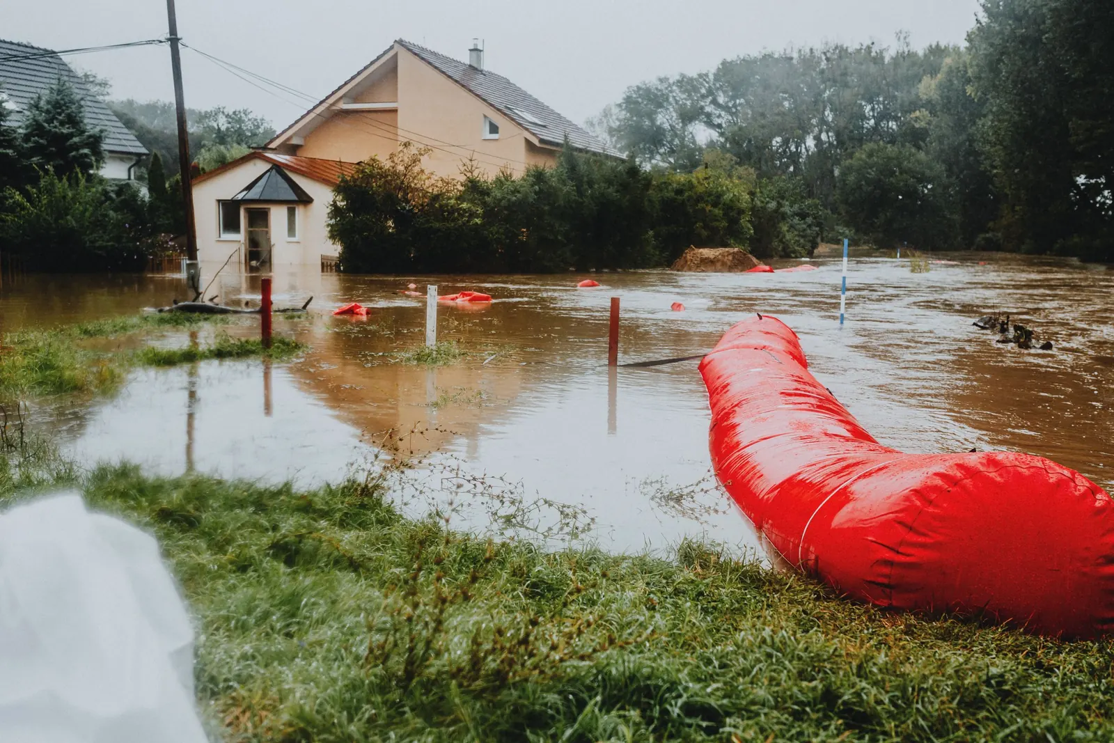 Barrage anti-crue gonflable posé devant une maison pour contenir l'eau