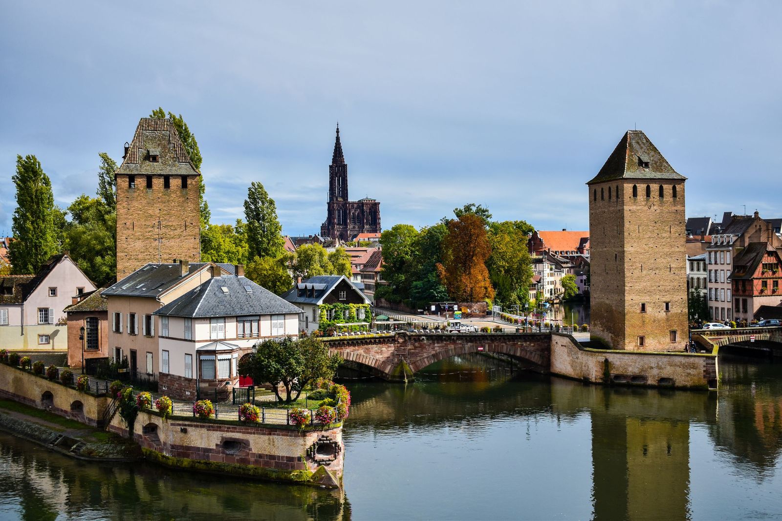 Les Ponts couverts de Strasbourg et la cathédrale en arrière-plan